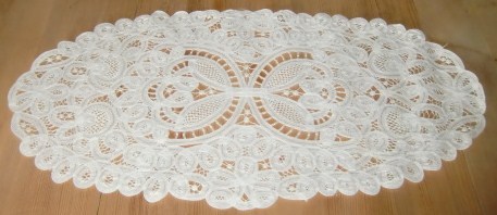 M623M Second largest Brussel lace runner